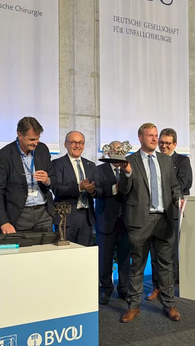 🏆🦁 Starke Ideen, verdient ausgezeichnet: Herzlichen Glückwunsch an die Gewinnerinnen und Gewinner des Trauma Lion Pitch 2026!<br />
<br />
Mit innovativen Ansätzen zu neuen Implantaten, Nachhaltigkeit und Technologie-Integration setzen die ausgezeichneten Projekte wichtige Impulse für die Zukunft der Unfallchirurgie. 🚀<br />
<br />
Wir freuen uns, den von der DGU veranstalteten Wettbewerb unterstützen zu dürfen, und danken allen Teilnehmenden für ihre Ideen und ihr Engagement! 👏<br />
<br />
Bis nächstes Jahr auf der DKOU! 💛