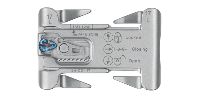 Both halves of the Talon can be compressed together to reduce the sternum.