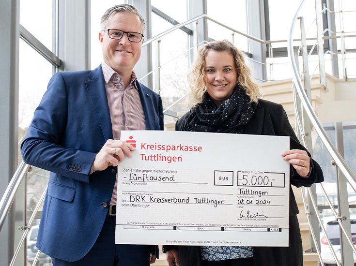 Christian Leibinger hands over the cheque to Mara Wild, Social Work at the German Red Cross, Tuttlingen district association.