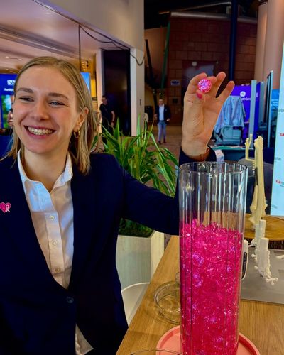 884 pinke Diamanten für den guten Zweck! 💗💎<br />
<br />
Der DGH-Kongress in Bremen liegt hinter uns – und wir sagen DANKE! <br />
<br />
Für die inspirierenden Gespräche, das große Interesse an unserer UHP und Ihre Unterstützung unserer Initiative „Pink for patients“.<br />
<br />
Mit jedem pinken Diamanten, den Sie an unserem Stand in den Glasbehälter geworfen haben, ist unser gemeinsamer Beitrag gewachsen. Insgesamt kamen 884 Diamanten zusammen – und damit 884 € für den guten Zweck! 🎀<br />
<br />
Die Spendensumme wurde auf insgesamt 2.000 € erhöht und geht an „Brustkrebs Deutschland e.V.“ zur Unterstützung von Brustkrebspatientinnen sowie der Aufklärungsarbeit der Organisation.<br />
<br />
So stand der unverwechselbare pinkfarbene Kopf unserer Ulnakopfprothese in diesem Oktober für noch mehr: Aufmerksamkeit schaffen, Unterstützung zeigen und gemeinsam etwas bewegen.<br />
<br />
Vielen Dank an alle, die vorbeigekommen sind und unsere Herzensaktion unterstützt haben! 💗