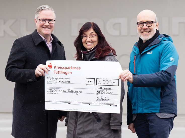 Christian Leibinger hands over the cheque to Katharina Schlenker, head of the food bank, and Jürgen Hau, deacon and managing director of the Tuttlingen district deaconry.