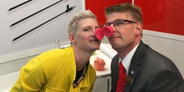 Schwein gehabt: Arbeit macht Spaß und Kreativität fördert die Aufmerksamkeit der Besucher am Messestand.