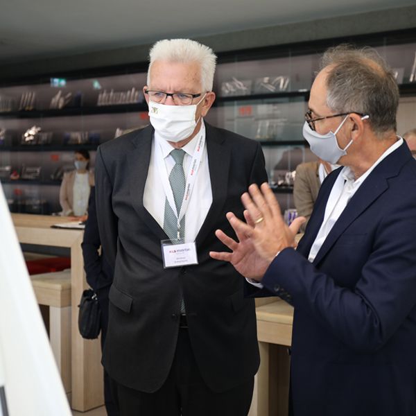 Noticias | El primer ministro Winfried Kretschmann visita KLS Martin WORLD: el espíritu bricolero suabo como factor de éxito
