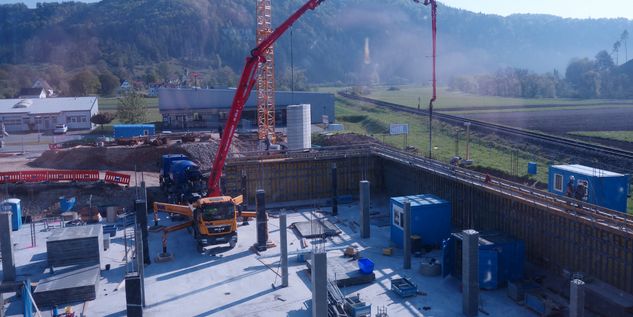 Betonieren der Außenwände im Untergeschoss