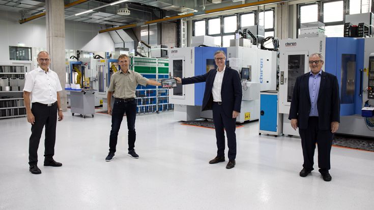 Übergabe der ersten im Gebäude gefertigten Implantate an Karl und Christian Leibinger