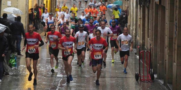 Runners in the old town of San Sebastián